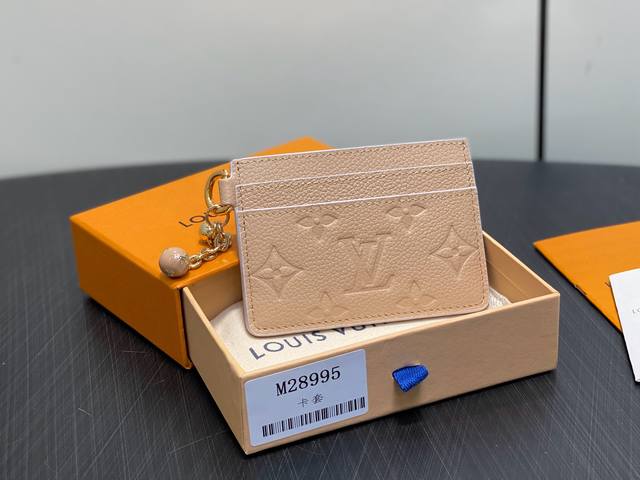p220 原单精品 M28995杏色 花卉 全皮压花卡包钱包 名片夹卡夹 M28995 杏色 花卉 M28994 小鸡黄 M29250 浅紫色 为时尚单品增添女