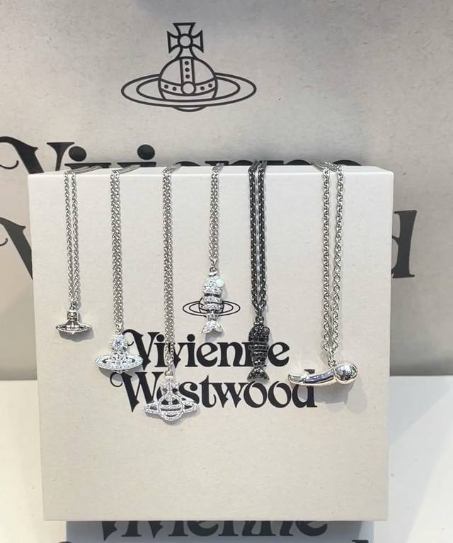 p170西太后项链 Viviennewestwood 什么是快乐星球，来，这就是快乐星球！重磅推荐，闭眼入准没错！纯粹王冠球是经典的象征，闪耀土星环勾勒未来波光
