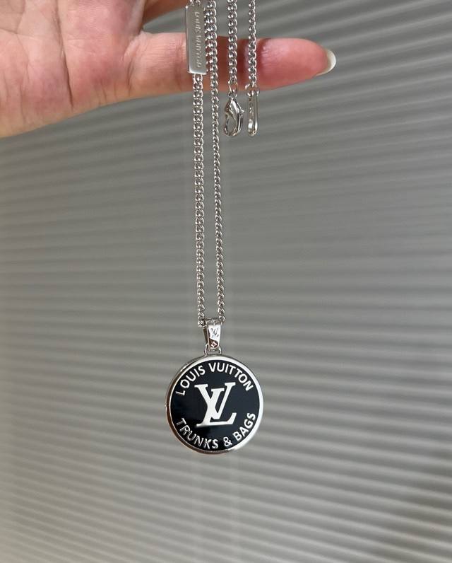 p210 Lv 项链Louis Vuitton 路易威登专柜一致材质 火爆款出货 设计独特 复古前卫 男神、美女必备。长度：53厘米。