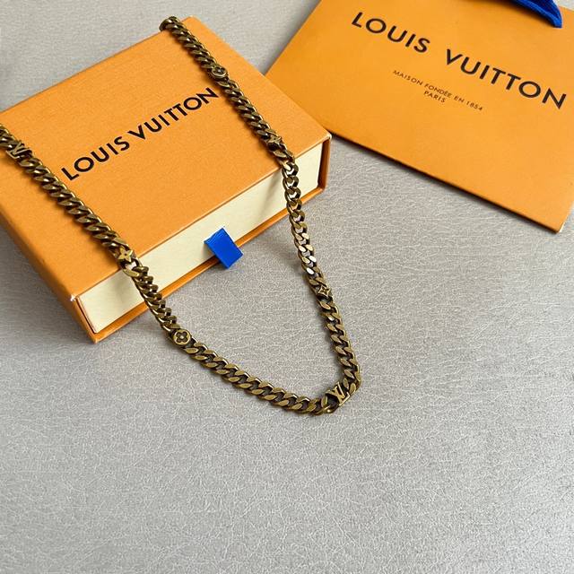 p240 Lv 项链Louis Vuitton 路易威登专柜一致材质 火爆款出货 设计独特 复古前卫 男神、美女必备。长度:52厘米