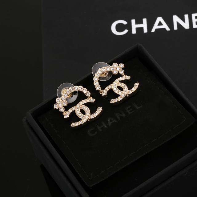p110 Chanel 小香奈儿 火爆单品 金色耳钉 最经典款 没有之一 气质 耳钉 耳环 上耳超美腻 怎么看怎么美 原版一致材质 纯银针 一致不够卖的款 人见