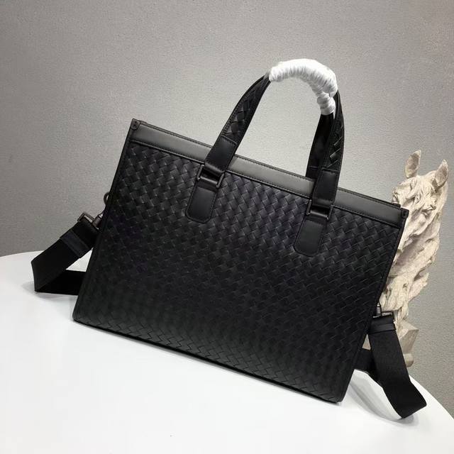 780 Bottega Venet 男士顶级定制公文包无Logo一样为世人皆知秉承着传统手工制作采用全皮包边打蜡进口牛皮无缝编织 枪色电泳配件 低调实用 皮质越