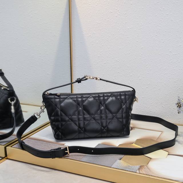 220 Diortravel Nomad 手拿包黑色牛皮革超大藤格纹本季新款 Diortravel Nomad 手拿包由玛丽亚 嘉茜娅 蔻丽 Maria Gr