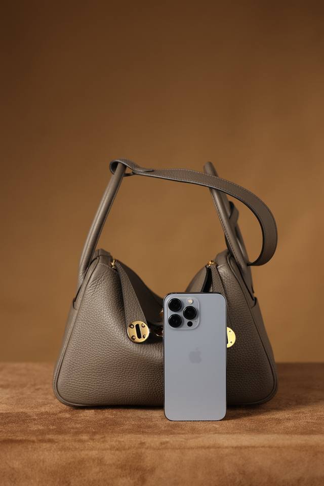 p1530 Hermes 爱马仕 Lindy26Cm 锡器灰金扣Lindy 独家渠道货 独家欧洲原厂皮原厂五金组装的Zp尾单货尺寸：26*18*14 Cmlin