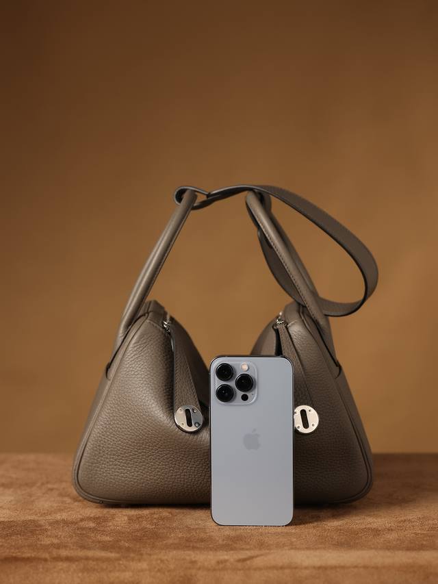 p1530 Hermes 爱马仕 Lindy26Cm 锡器灰银扣Lindy 独家渠道货 独家欧洲原厂皮原厂五金组装的Zp尾单货尺寸：26*18*14 Cmlin