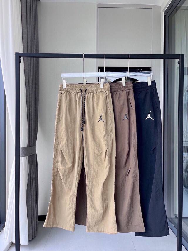 210Air Jordam乔丹经典直筒伞兵裤小Logo印花运动休闲裤当季潮流新品，显高显瘦，高街潮流痞帅风，版型优秀，不挑腿型，舒适亲肤，非常好搭不挑人，上身