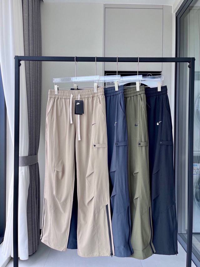 210Nike耐克经典美式街头裤脚拉链直筒裤爆款上新,简约直筒版型,完美拉长身型,一秒穿出大长腿,上身效果巨好!定制面料,轻薄透气,裤脚拉架打开,必备百搭款细 210Nike耐克经典美式街头裤脚拉链直筒裤爆款上新,简约直筒版型,完美拉长身型,一秒穿出大长腿,上身效果巨好!定制面料,轻薄透气,裤脚拉架打开,必备百搭款细