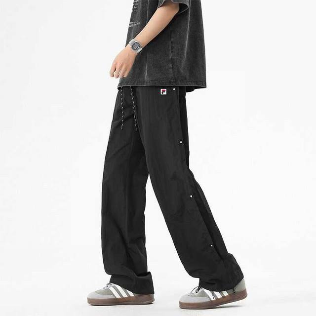 210。Fila 斐乐夏季新款薄款Ins潮牌机车侧边铆钉敞口工装裤直筒伞兵裤。宽松潮流工装裤 欧版潮流系列，情侣款，针刺刺绣Logo， 抖音爆款 版型超帅 ！