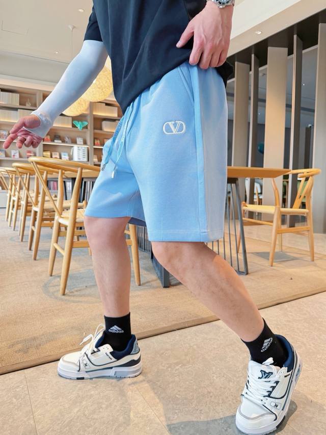 p200 华伦天奴 顶级货品 短裤系列2026春夏新款休闲短裤！官网同步发售。品牌经典Logo休闲裤 ，定制面料，舒适度极好，手触感强烈。辨识度极高，完美品相工