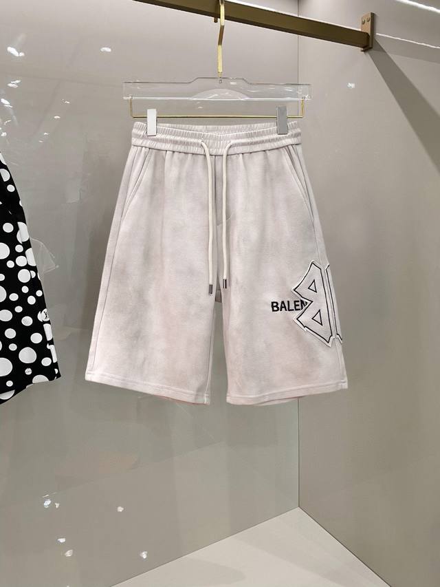 p200 巴黎世家 2026夏季新款原单专柜休闲短裤，奢华经典品牌原版Logo配饰 专柜热销款 身穿着非常舒适 低调不失奢华 穿出去非常有档次 裤型款式和裁剪