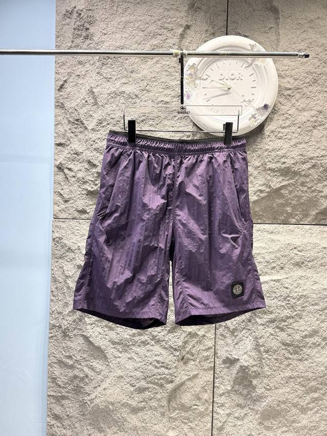 此工厂p只换码 p200。Stone Isl*Nd 石*岛 2026Ss最新款罗盘微标短裤面料选用100%锦纶表面做了Dwr防泼水处理，可应对小雨、汗水，保持