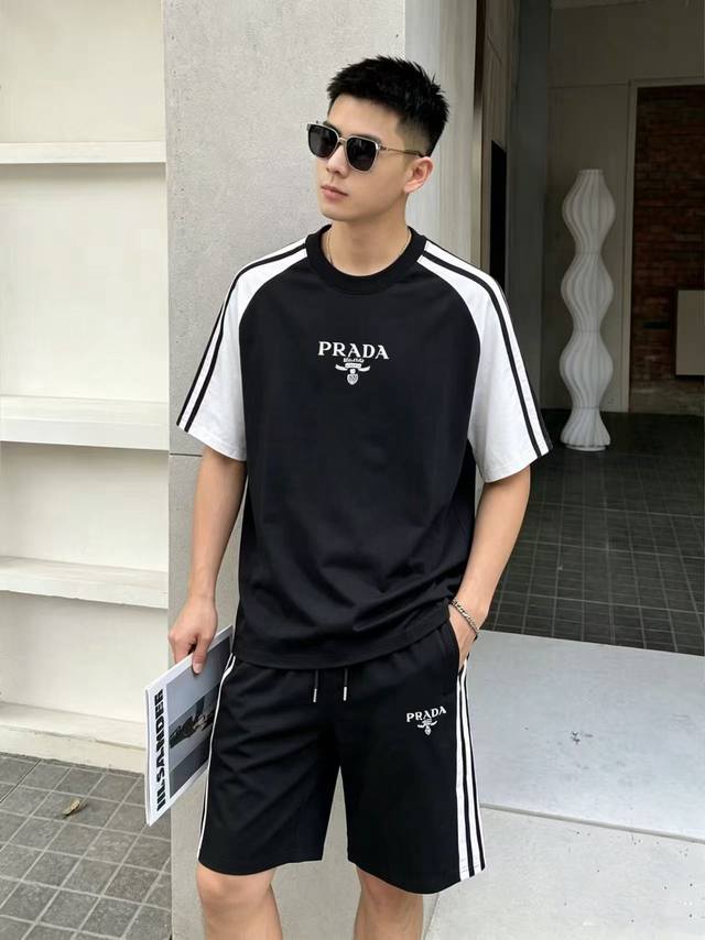 p400 品牌：普拉达 2026夏季最新款，男女同款，经典设计短袖T恤短裤套装，微扩版型，定制空气层面料，手感柔软，穿着舒适，做工精细.上身效果无敌帅气，码数M