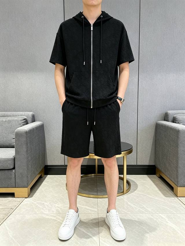 p400 品牌：迪奥 2026夏季最新款，男女同款，经典设计短袖T恤短裤套装，微扩版型，定制空气层面料，手感柔软，穿着舒适，做工精细.上身效果无敌帅气，码数M-