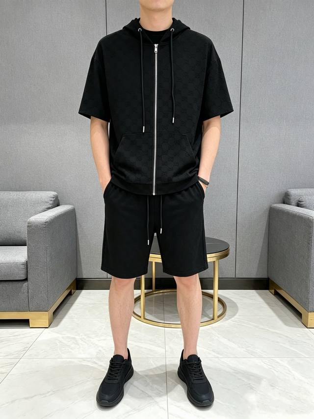 p400 品牌：古奇 2026夏季最新款，男女同款，经典设计短袖T恤短裤套装，微扩版型，定制空气层面料，手感柔软，穿着舒适，做工精细.上身效果无敌帅气，码数M-