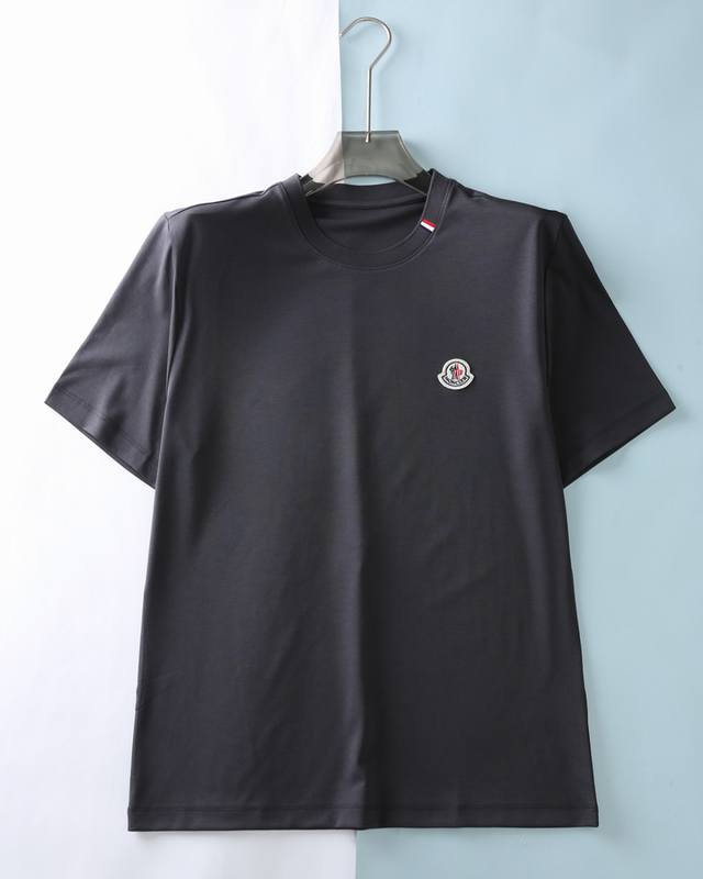 p250 Mon*扣 26Ss春夏新款莫代尔棉质基础圆领短Tee，男士胸前经典毛毡徽章刺绣时尚休闲套头短袖T恤衫！贸易公司渠道稀出，同步Gw发售！可兼顾四季穿搭