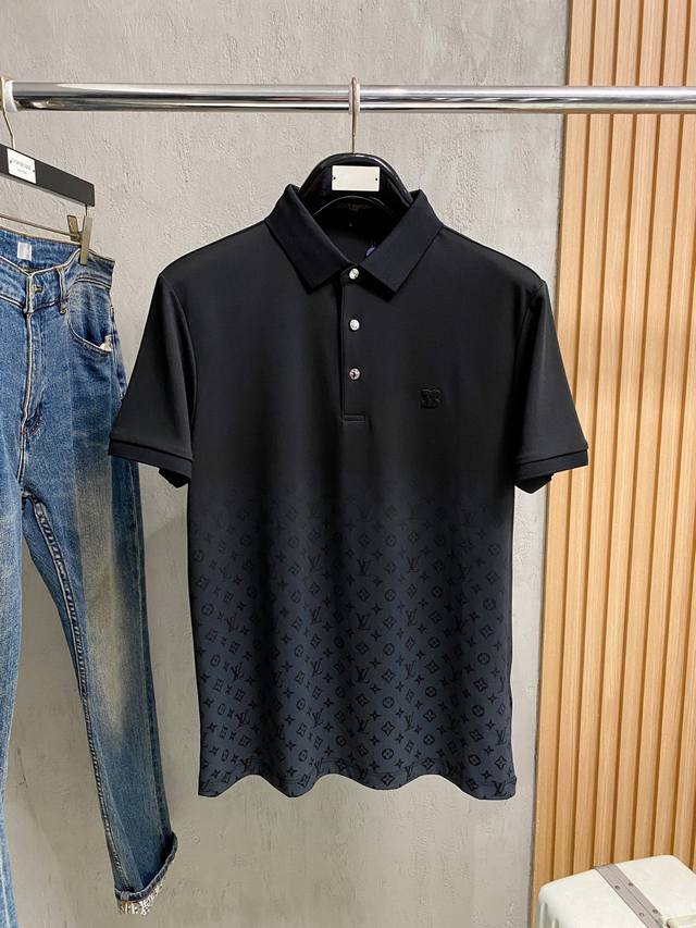 p230 Lv2026Ss夏季新款字母Logo男士翻领polo衫！经典商务男款，高端男装的天花板级别的商务男款！简约时尚大气不失优雅，单穿内搭体面过人，品质控