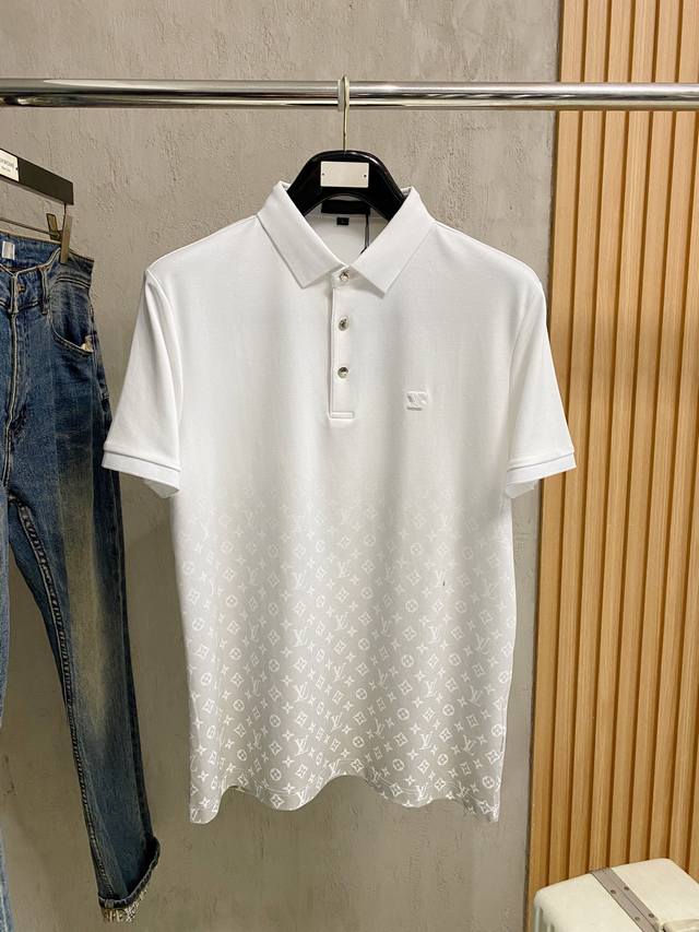 p230 Lv2026Ss夏季新款字母Logo男士翻领polo衫！经典商务男款，高端男装的天花板级别的商务男款！简约时尚大气不失优雅，单穿内搭体面过人，品质控