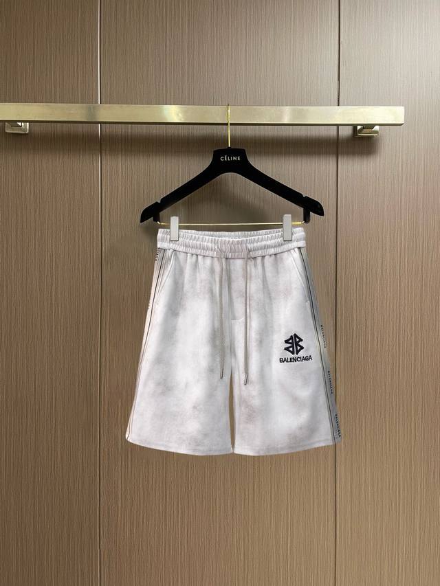 p200 巴黎世家 2026夏季新款原单专柜休闲短裤，奢华经典品牌原版Logo配饰 专柜热销款 身穿着非常舒适 低调不失奢华 穿出去非常有档次 裤型款式和裁剪