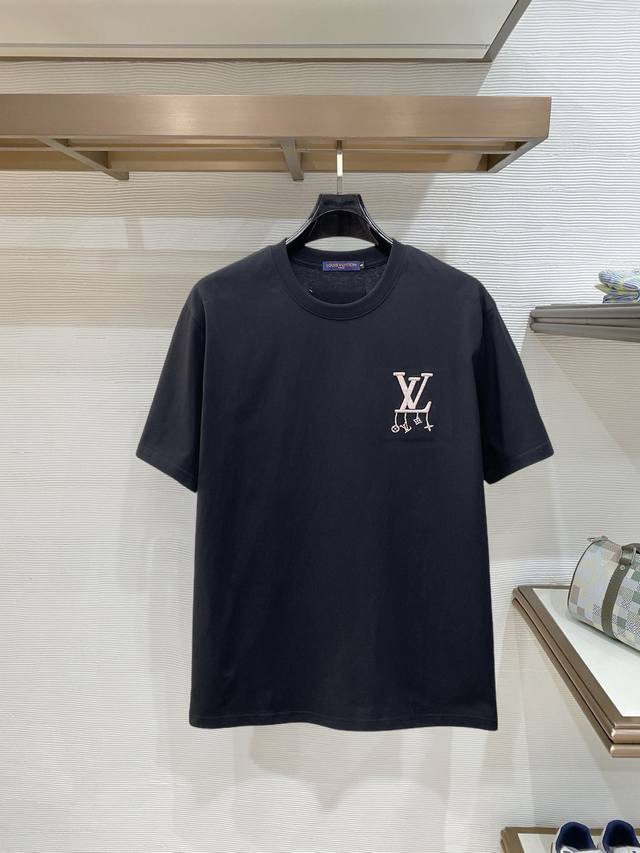 p200 Lv 高版本顶级货品2026春夏新款首发专柜最新款短袖圆领T恤 高端订制 设计前卫时尚！品牌Logo重工艺设计 高端定制260克面料.手感柔软.穿着
