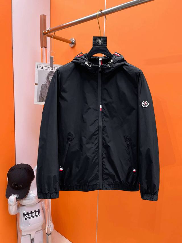 p340 蒙口 2026春季新款夹克外套，秀场新品品相非常完美，双面穿舒适保暖，三标齐全色泽饱满诱人，非常出彩的设计，轻松将时髦感进阶，做工极为考究严谨，走线