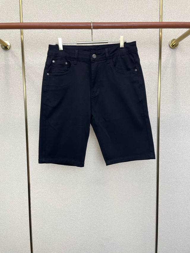 p200。Bottega Veneta葆蝶家独家专供新款休闲牛仔短裤 高端版本 专柜定制面料 透气舒适度高，细节无可挑剔，品牌元素设计理念，体现高品质。手感细腻