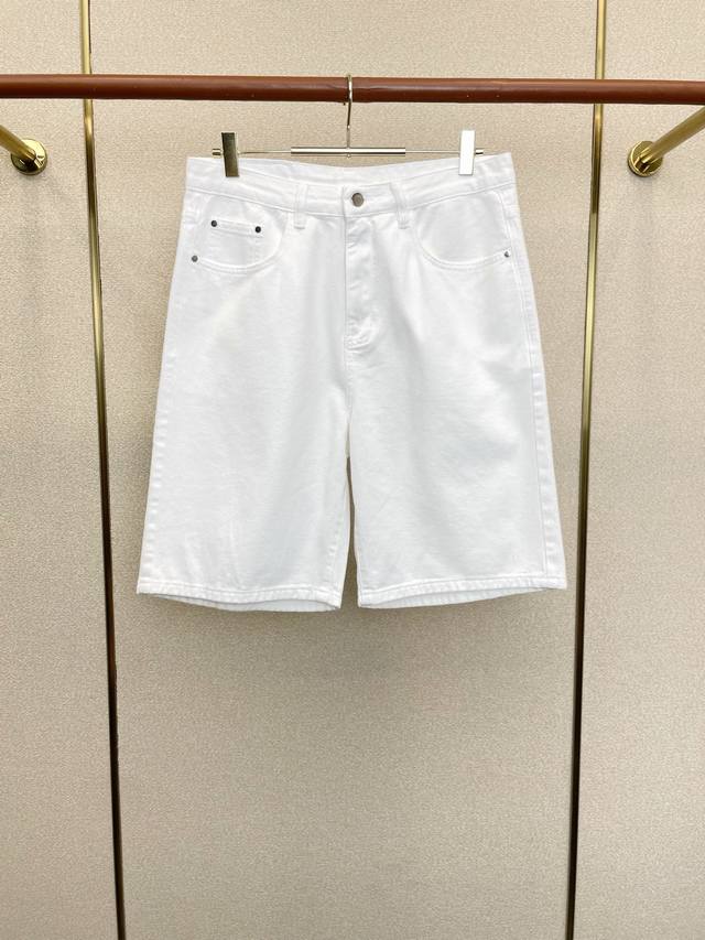 p250。Bottega Veneta葆蝶家砸锅卖铁都要上的新款新款休闲牛仔短裤 高端版本 专柜定制面料 透气舒适度高，细节无可挑剔，品牌元素设计理念，体现高品