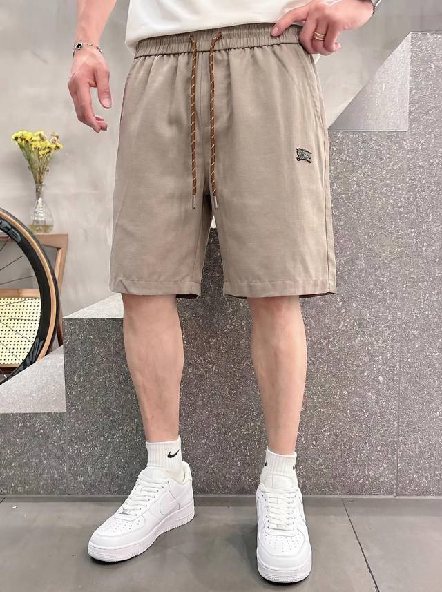 p210巴宝莉 春夏新款休闲短裤 品牌经典系列暗花麻棉面料 阳光紫外线会呈现暗花图案 定制麻L舒适度极好,手触感强烈。原版品牌五金Logo 辨识度极高 定制进 p210巴宝莉 春夏新款休闲短裤 品牌经典系列暗花麻棉面料 阳光紫外线会呈现暗花图案 定制麻L舒适度极好,手触感强烈。原版品牌五金Logo 辨识度极高 定制进