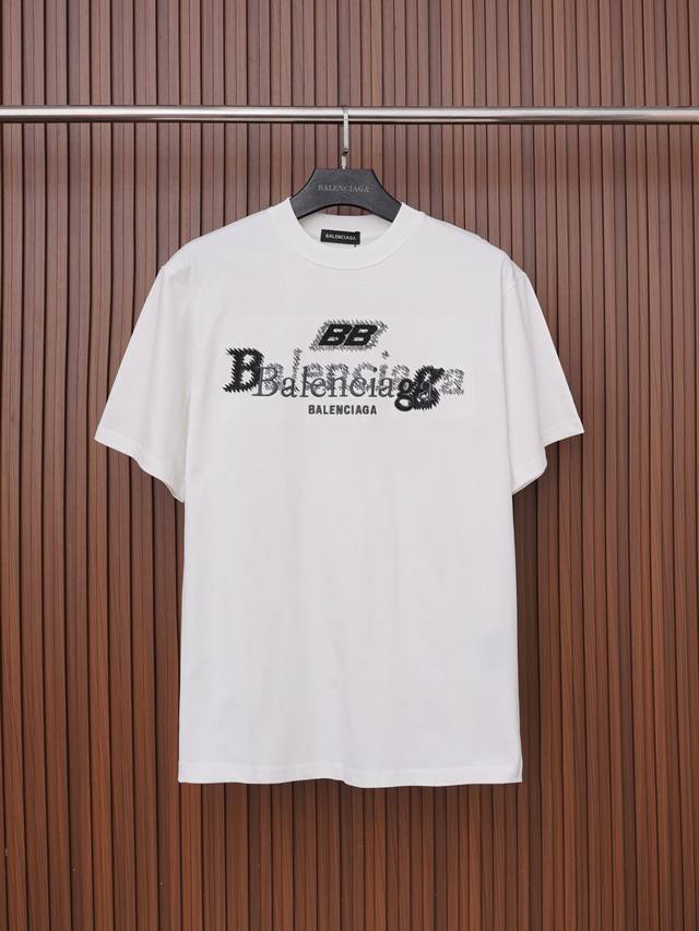 120款号 C091Balenciaga-巴黎世家胸前字母重叠绣花短袖面料采用300克双股双纱100%纯棉面料，手感舒适柔软，上身舒适透气，领口采用同缸同色罗纹