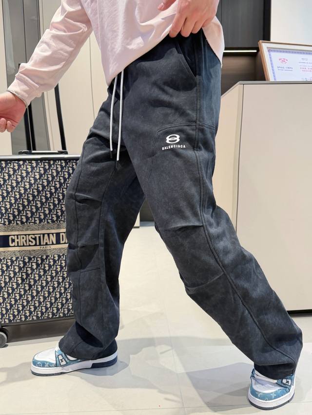 p230 巴黎世家 2026春季新款长裤休闲裤官网同步发售。品牌经典Logo休闲裤 ，定制面料，舒适度极好，手触感强烈。辨识度极高，完美品相工艺。 尺码：M-