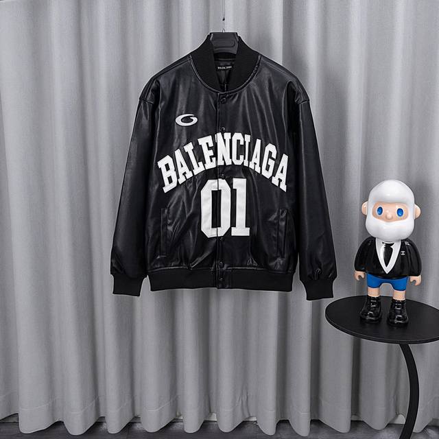 巴黎世家棒球服p300 25Ss走秀款厚度适中 高密度重工刺绣 堪称王炸单品 真的谁上身谁好看 ！罗纹采用全棉纱线定染定织而成，粗纱横机编织而成，不起球，棉质亲
