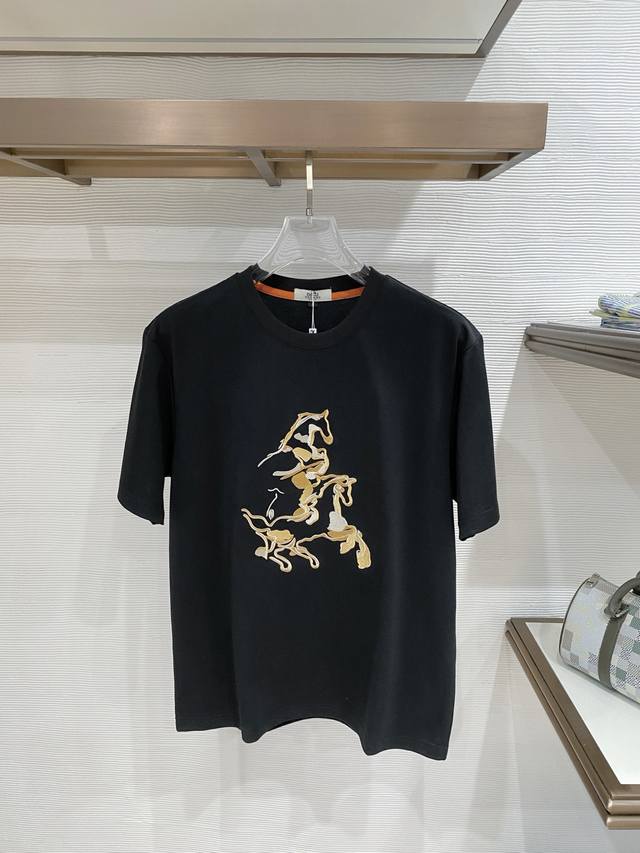 p210 爱马仕 Hermes Vip高级定制! 2026春夏季新款短袖。这款T恤是夏季男装系列新品,采用丝光工艺进口面料精心制作,重工立体Logo,增添休闲风 p210 爱马仕 Hermes Vip高级定制! 2026春夏季新款短袖。这款T恤是夏季男装系列新品,采用丝光工艺进口面料精心制作,重工立体Logo,增添休闲风
