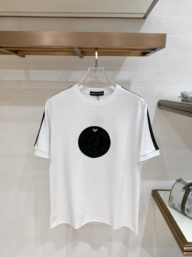 p210 阿玛尼 Armani Vip高级定制! 2026春夏季新款短袖。这款T恤是夏季男装系列新品,采用丝光工艺进口面料精心制作,重工立体Logo,增添休闲风 p210 阿玛尼 Armani Vip高级定制! 2026春夏季新款短袖。这款T恤是夏季男装系列新品,采用丝光工艺进口面料精心制作,重工立体Logo,增添休闲风