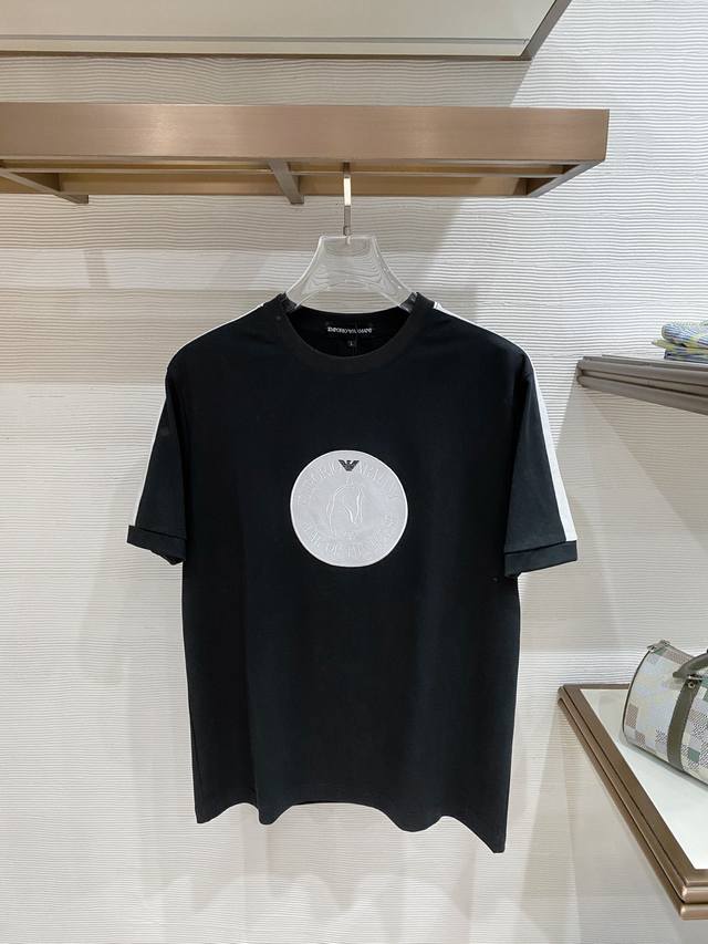 p210 阿玛尼 Armani Vip高级定制! 2026春夏季新款短袖。这款T恤是夏季男装系列新品,采用丝光工艺进口面料精心制作,重工立体Logo,增添休闲风 p210 阿玛尼 Armani Vip高级定制! 2026春夏季新款短袖。这款T恤是夏季男装系列新品,采用丝光工艺进口面料精心制作,重工立体Logo,增添休闲风