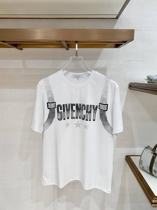 p210 纪梵希 Givenchy Vip高级定制! 2026春夏季新款短袖。这款T恤是夏季男装系列新品,采用丝光工艺进口面料精心制作,重工立体Logo,增添休 p210 纪梵希 Givenchy Vip高级定制! 2026春夏季新款短袖。这款T恤是夏季男装系列新品,采用丝光工艺进口面料精心制作,重工立体Logo,增添休