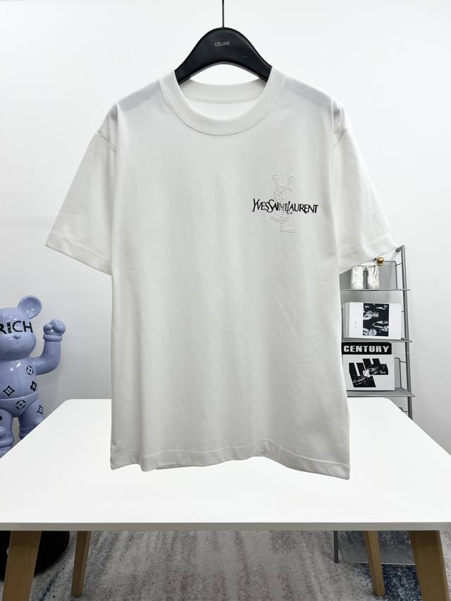p200 Ysl 三标齐全。 2026夏季新款最新品短袖T恤，专柜同步有售，原单狠货，时尚进口原版科技面料，上身舒适透气，原版定制五金辅料，上身帅气有型，三标