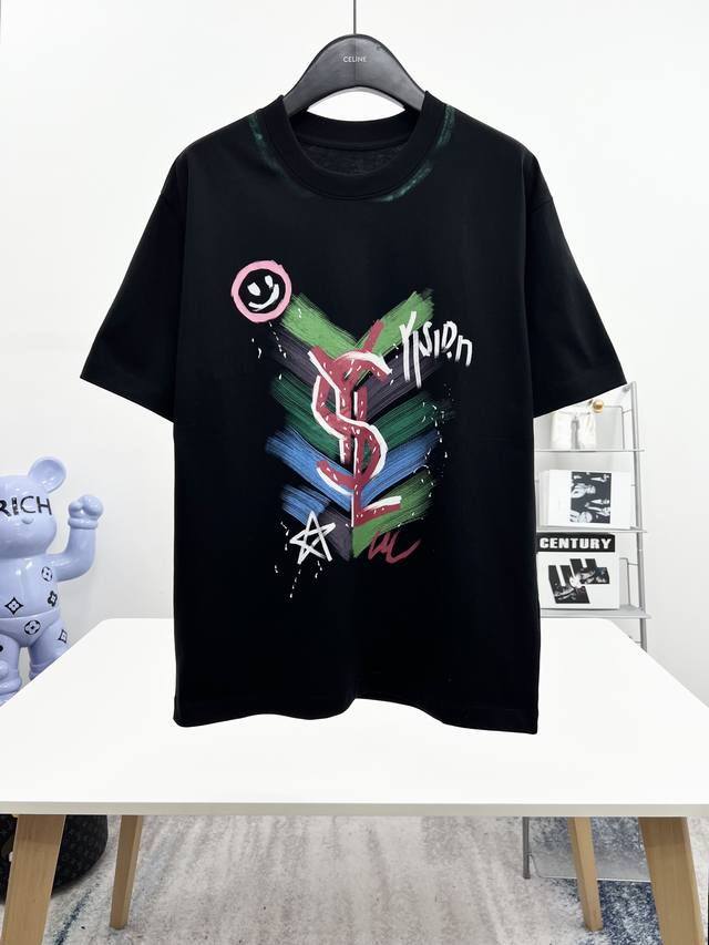 p130 Ysl 三标齐全。 2026夏季新款最新品短袖T恤，专柜同步有售，原单狠货，时尚进口原版科技面料，上身舒适透气，原版定制五金辅料，上身帅气有型，三标
