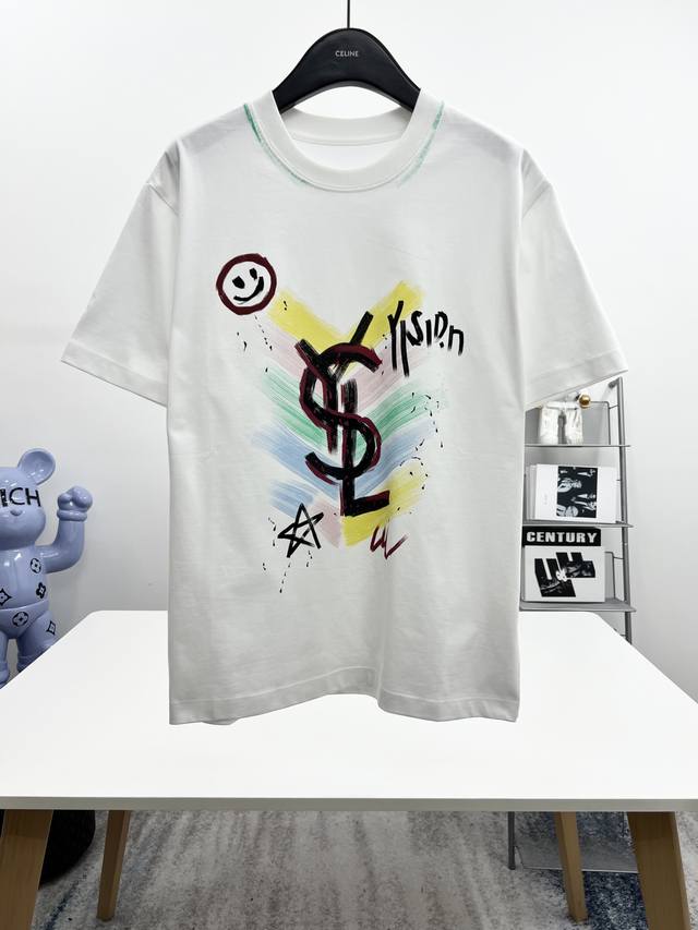 p130 Ysl 三标齐全。 2026夏季新款最新品短袖T恤，专柜同步有售，原单狠货，时尚进口原版科技面料，上身舒适透气，原版定制五金辅料，上身帅气有型，三标