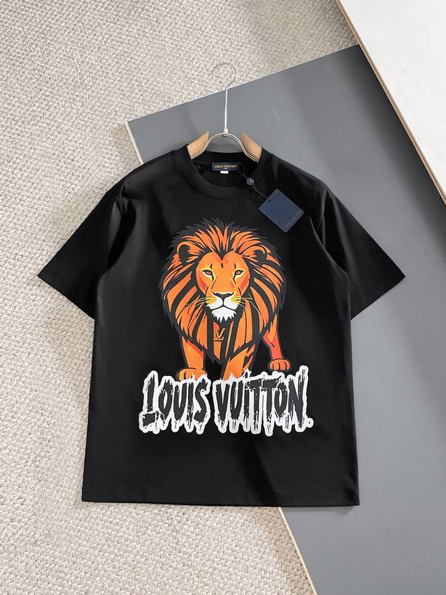 开春新品售后 p160 Lv2026新款首发专柜最新款短袖圆领T恤 高端订制 设计前卫时尚！刺绣品牌Logo工艺设计 高端定制面料.手感柔软.穿着舒适.专柜级