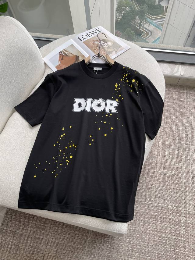 p160Dior 2026春夏新款首发专柜最新款短袖圆领T恤 高端订制 设计前卫时尚！品牌Logo重工艺设计 高端定制百分百棉顶级丝光面料.手感柔软.穿着舒适.