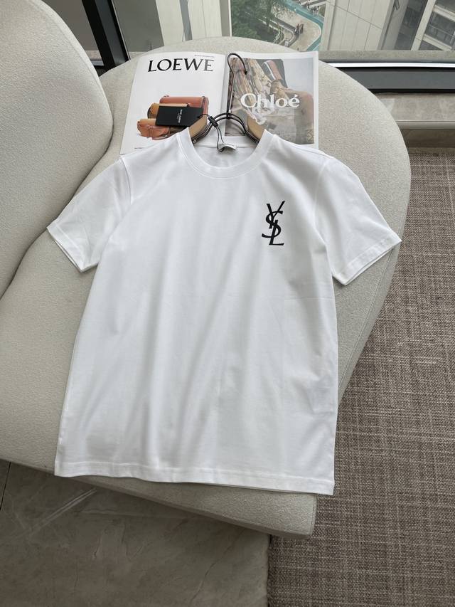 p160Saint Laurent2026春夏系列立体字母印花短袖T恤；设计简约高级，适合日常穿搭或叠穿搭配。左胸位置采用立体印花Ysl标志，细节精致，辨识度高