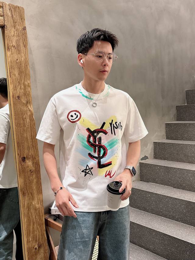 p160 圣罗兰 三标齐全。 2026夏季新款最新品短袖T恤，专柜同步有售，原单狠货，时尚进口原版科技面料，上身舒适透气，原版定制五金辅料，上身帅气有型，三标齐