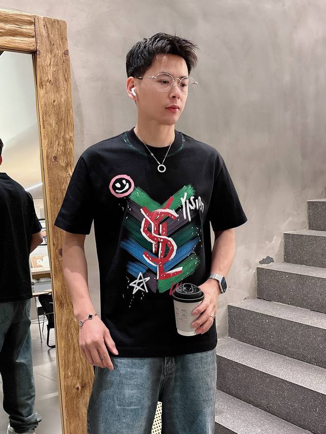 p160 圣罗兰 三标齐全。 2026夏季新款最新品短袖T恤，专柜同步有售，原单狠货，时尚进口原版科技面料，上身舒适透气，原版定制五金辅料，上身帅气有型，三标齐