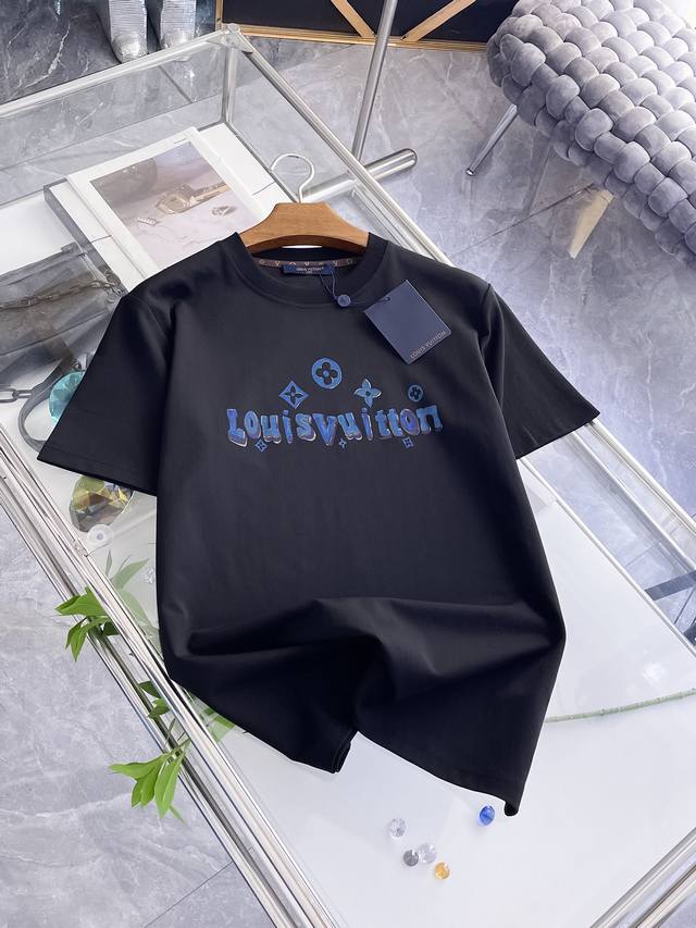 p160 Lv 路易威登独家专供新款原单男士休闲短袖 高端定制 高版本 时尚百搭爆款进口面料 手感超柔软细腻 穿着亲肤舒适 高端精品 代工厂p精细做工 上身非常 p160 Lv 路易威登独家专供新款原单男士休闲短袖 高端定制 高版本 时尚百搭爆款进口面料 手感超柔软细腻 穿着亲肤舒适 高端精品 代工厂p精细做工 上身非常