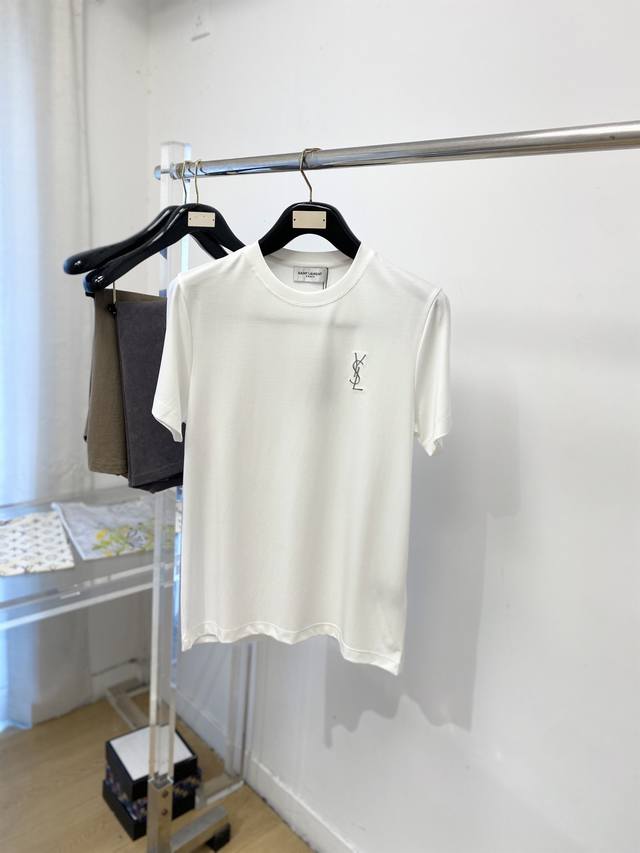 Ysl 圣罗兰、2026新品短袖T恤，帅气时尚，胸前精致刺绣字母Logo，简约百搭款。面料棉 不仅挺括，保持潮流的廓形，D又穿着舒适，纱织更细腻，码数M-3Xl