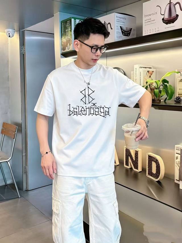 p180 巴黎世家 高版本顶级货品2026春夏新款首发专柜最新款短袖圆领T恤 高端订制 设计前卫时尚！品牌Logo釆用印花工艺 高端定制280克双沙纯棉面料.手