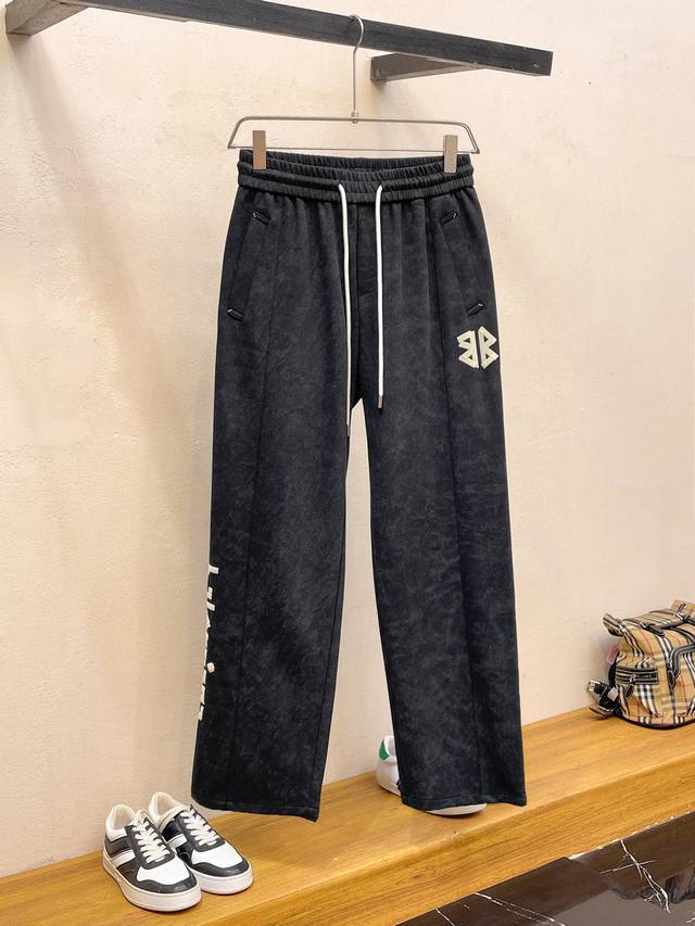 p250 巴黎世家 2026春季新款长裤休闲裤官网同步发售。品牌经典Logo休闲裤 ，定制面料，舒适度极好，手触感强烈。辨识度极高，完美品相工艺。 尺码：M-3