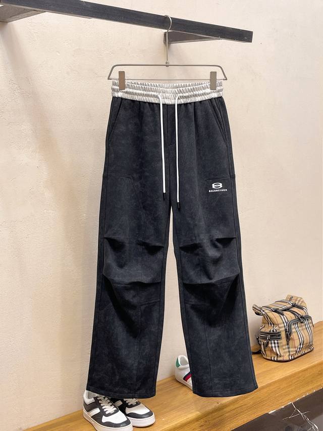 p250 巴黎世家 2026春季新款长裤休闲裤官网同步发售。品牌经典Logo休闲裤 ，定制面料，舒适度极好，手触感强烈。辨识度极高，完美品相工艺。 尺码：M-3