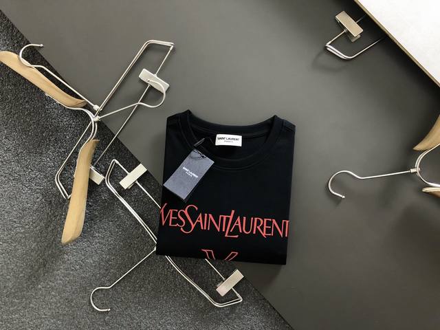p120 Ysl 26Ss夏季新款圆领短袖T恤！270克重磅高端纯棉面料，手感质感都极完美！修身裁剪设计干净利落！时尚又好看！走线做工非常精致！版型效果超赞！而