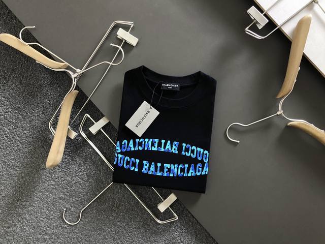 p120 Balenciaga 巴黎世家 26Ss夏季新款圆领短袖T恤！270克重磅高端纯棉面料，手感质感都极完美！修身裁剪设计干净利落！时尚又好看！走线做工非