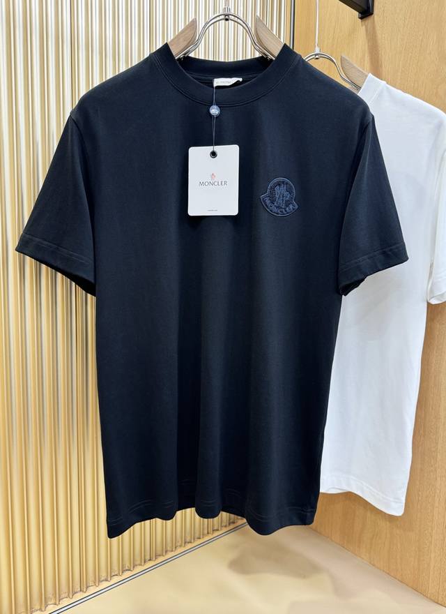 p210 Moncler蒙口 顶级品质 2026新品短袖！原版定制面料，手感柔软。顶级进口私货，时尚设计潮流短袖，不失奢华 品质毋庸置疑 上身效果超赞，奢华官